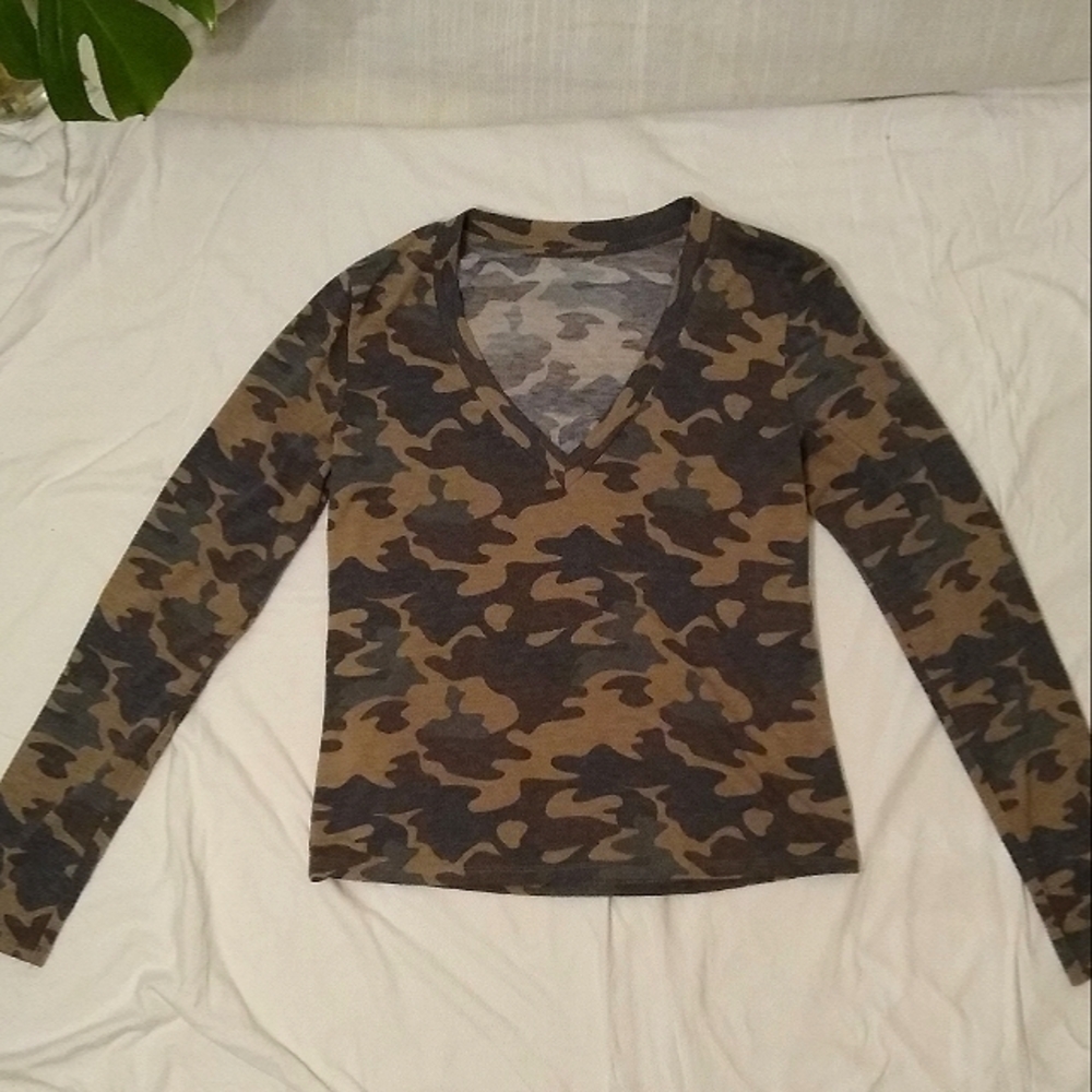 Camo v-neck long sleeve shirt 💚🌿